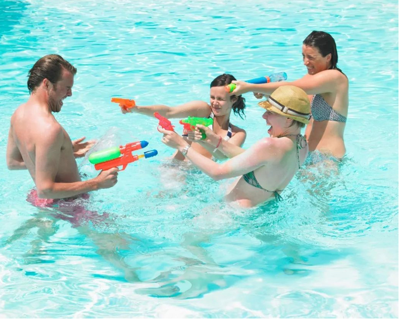 室內(nèi)泳池什么“咖位”？居然用專業(yè)定制的除濕機(jī)?。?！