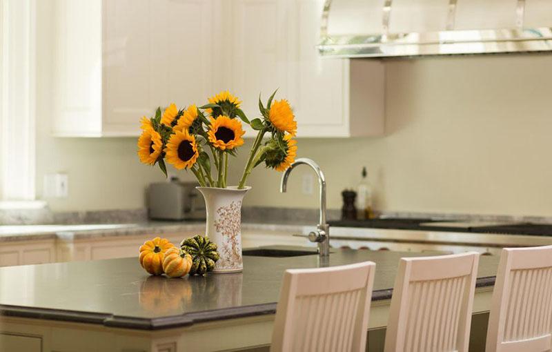 大型立體庫倉庫為什么使用除濕機(jī)？